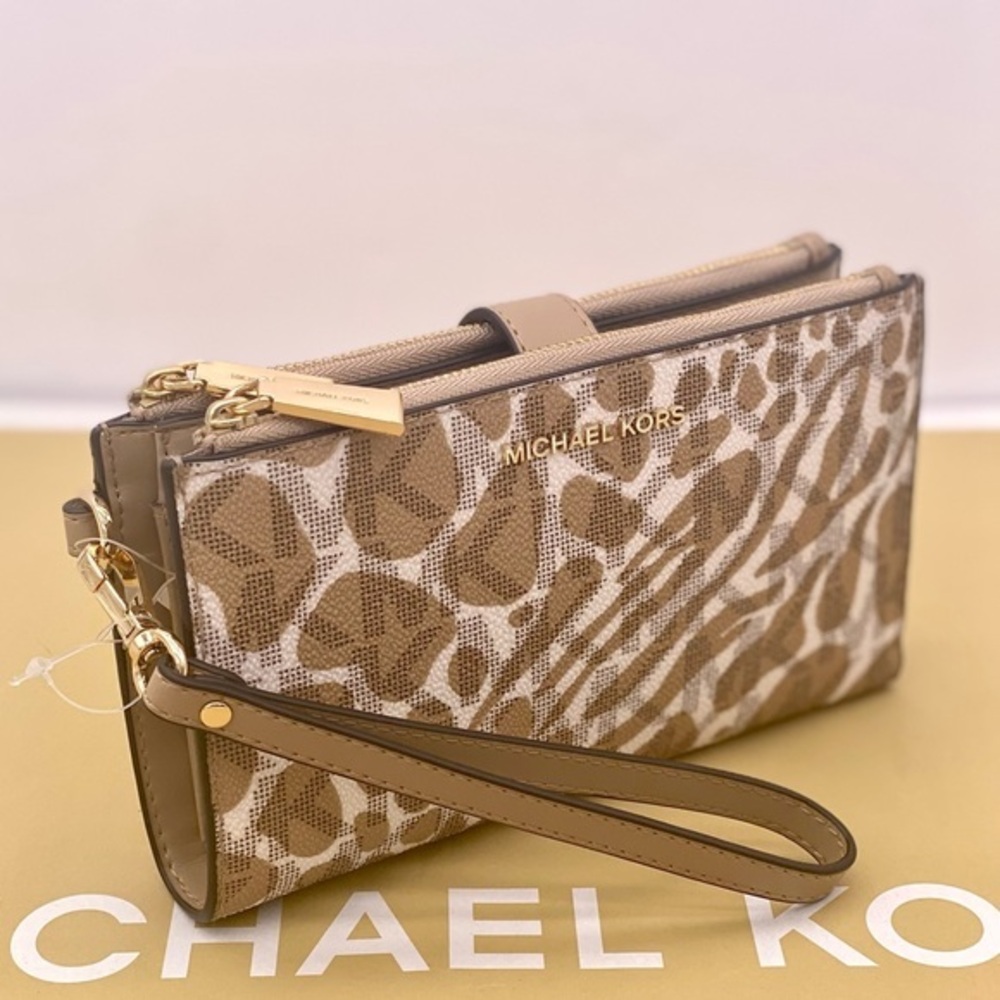 Michael Kors Wallet Wristlet Camel
Multi Color